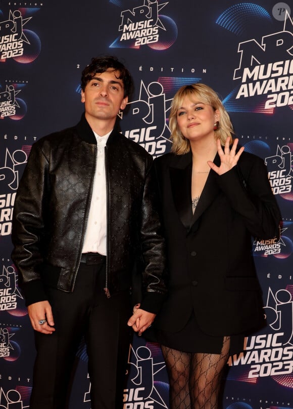 Florian Rossi et sa compagne Louane au photocall de la 25ème cérémonie des "NRJ Music Awards (NMA)" au palais des Festivals et des Congrès de Cannes, France, le 10 novembre 2023. © Dominique Jacovides/Bestimage