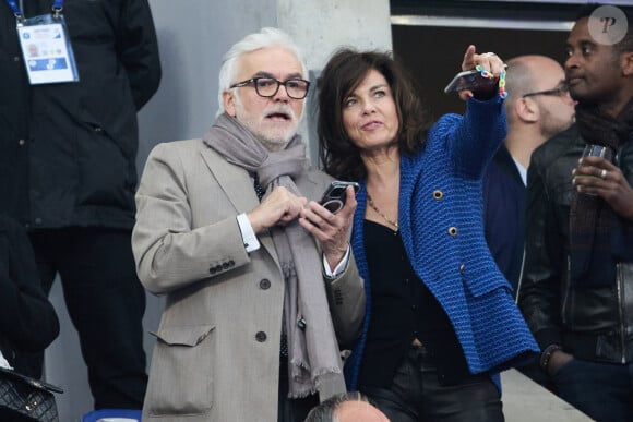 Pascal Praud et sa compagne Catherine dans les tribunes du match de football de la Coupe de France "Nantes vs Toulouse" au Stade de France à Paris. Le 29 avril 2023 © Cyril Moreau / Bestimage  