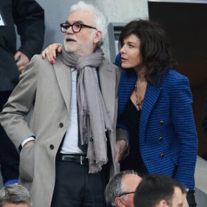 Pascal Praud et sa compagne Catherine dans les tribunes du match de football de la Coupe de France "Nantes vs Toulouse" au Stade de France à Paris. Le 29 avril 2023 © Cyril Moreau / Bestimage  