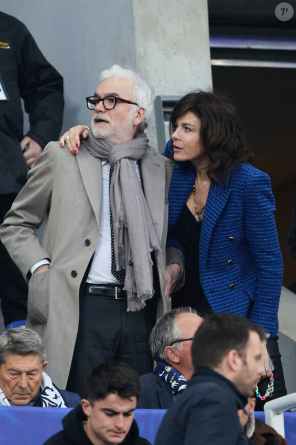 Pascal Praud et sa compagne Catherine dans les tribunes du match de football de la Coupe de France "Nantes vs Toulouse" au Stade de France à Paris. Le 29 avril 2023 © Cyril Moreau / Bestimage  