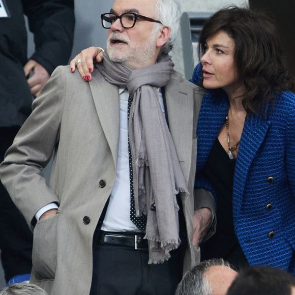Pascal Praud et sa compagne Catherine dans les tribunes du match de football de la Coupe de France "Nantes vs Toulouse" au Stade de France à Paris. Le 29 avril 2023 © Cyril Moreau / Bestimage  