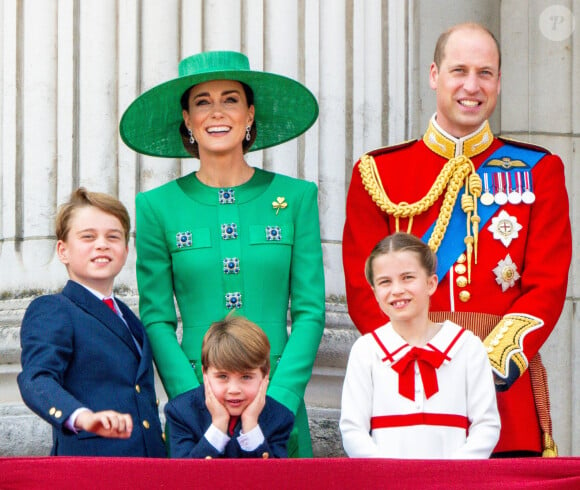 Il va s'agir pour le couple de décider où leur aîné va poursuivre sa scolarité lorsque son cycle à l'école préparatoire sera terminé
Archives : Kate Middleton, Prince William, Prince George, Charlotte, et Louis.