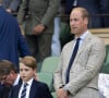 Si les enfants de la famille royale britannique sont souvent scolarisés à domicile, ils peuvent également être dans une école traditionnelle comme ce fut le cas pour le roi Charles III
Le prince George de Cambridge, le prince William, duc de Cambridge - Catherine (Kate) Middleton remet le trophée à Novak Djokovic, vainqueur du tournoi de Wimbledon le 10 juillet 2022. 