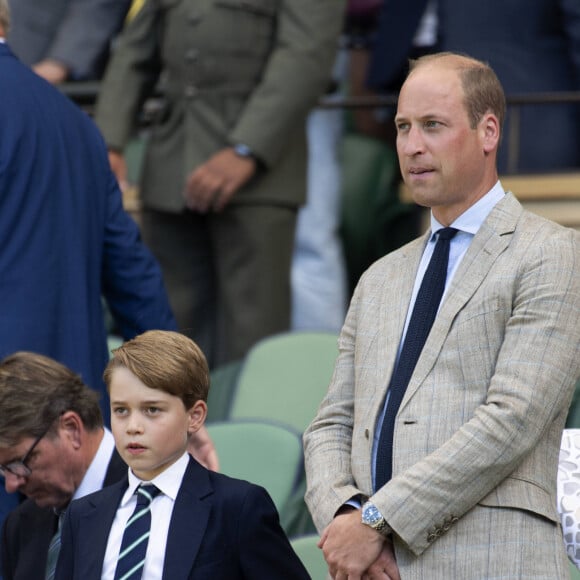 Si les enfants de la famille royale britannique sont souvent scolarisés à domicile, ils peuvent également être dans une école traditionnelle comme ce fut le cas pour le roi Charles III
Le prince George de Cambridge, le prince William, duc de Cambridge - Catherine (Kate) Middleton remet le trophée à Novak Djokovic, vainqueur du tournoi de Wimbledon le 10 juillet 2022. 