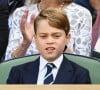 Selon l'experte royale Katie Nicholl à OK !, le prince William souhaiterait que George suive ses traces en fréquentant l'internat d'élite non mixte d'Eton 
Le prince William, duc de Cambridge, et Catherine (Kate) Middleton, duchesse de Cambridge, avec le prince George de Cambridge dans les tribunes de la finale du tournoi de Wimbledon, le 10 juillet 2022. © Ray Tang/Zuma Press/Bestimage 