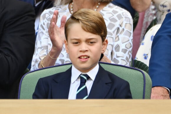 Selon l'experte royale Katie Nicholl à OK !, le prince William souhaiterait que George suive ses traces en fréquentant l'internat d'élite non mixte d'Eton 
Le prince William, duc de Cambridge, et Catherine (Kate) Middleton, duchesse de Cambridge, avec le prince George de Cambridge dans les tribunes de la finale du tournoi de Wimbledon, le 10 juillet 2022. © Ray Tang/Zuma Press/Bestimage 