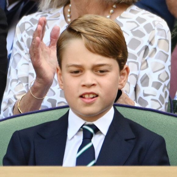 Selon l'experte royale Katie Nicholl à OK !, le prince William souhaiterait que George suive ses traces en fréquentant l'internat d'élite non mixte d'Eton 
Le prince William, duc de Cambridge, et Catherine (Kate) Middleton, duchesse de Cambridge, avec le prince George de Cambridge dans les tribunes de la finale du tournoi de Wimbledon, le 10 juillet 2022. © Ray Tang/Zuma Press/Bestimage 