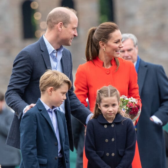  la princesse préférerait que son aîné fasse comme elle, et fréquente un établissement mixte comme le Marlborough College dans le Wiltshire
Le prince William, duc de Cambridge, et Catherine (Kate) Middleton, duchesse de Cambridge, accompagnés de leurs enfants, le prince George de Cambridge et la princesse Charlotte de Cambridge en visite au château de Cardiff, Royaume Uni, le 4 juin 2022, à l'occasion du jubilé de platine de la reine d'Angleterre. 