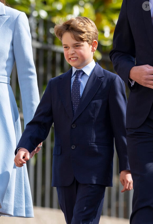 Le prince William, duc de Cambridge, et Catherine (Kate) Middleton, duchesse de Cambridge, et leurs enfants, le prince George de Cambridge, et la princesse Charlotte de Cambridge, arrivent à la chapelle Saint-Georges de Windsor pour assister à la messe de Pâques, le 17 avril 2022. 