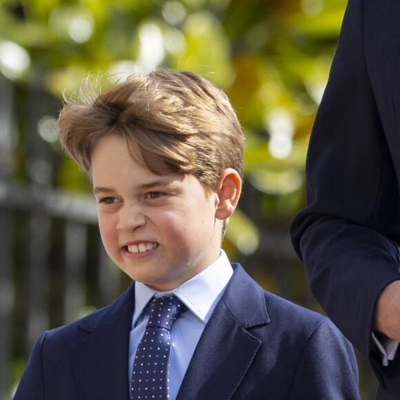 Le prince William, duc de Cambridge, et Catherine (Kate) Middleton, duchesse de Cambridge, et leurs enfants, le prince George de Cambridge, et la princesse Charlotte de Cambridge, arrivent à la chapelle Saint-Georges de Windsor pour assister à la messe de Pâques, le 17 avril 2022. 