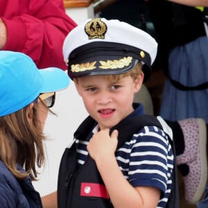 Le prince George et la princesse Charlotte de Cambridge sur un bateau lors de la King's Cup à Cowes le 8 août 2019. 