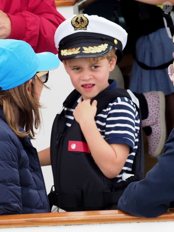 Le prince George et la princesse Charlotte de Cambridge sur un bateau lors de la King's Cup à Cowes le 8 août 2019. 