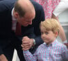 L'avenir du Prince George pourrait bien radicalement changer à cause d'une décision que vont bientôt devoir prendre ses parents.
Le prince William, duc de Cambridge, et le prince George - Le couple princier d'Angleterre à leur arrivée à l'aéroport Chopin à Varsovie, à l'occasion de leur voyage de deux jours en Pologne. 