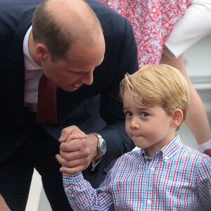 L'avenir du Prince George pourrait bien radicalement changer à cause d'une décision que vont bientôt devoir prendre ses parents.
Le prince William, duc de Cambridge, et le prince George - Le couple princier d'Angleterre à leur arrivée à l'aéroport Chopin à Varsovie, à l'occasion de leur voyage de deux jours en Pologne. 