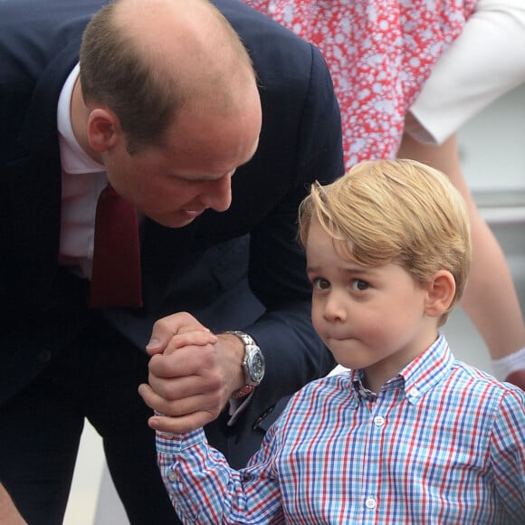 L'avenir du Prince George pourrait bien radicalement changer à cause d'une décision que vont bientôt devoir prendre ses parents.
Le prince William, duc de Cambridge, et le prince George - Le couple princier d'Angleterre à leur arrivée à l'aéroport Chopin à Varsovie, à l'occasion de leur voyage de deux jours en Pologne. 