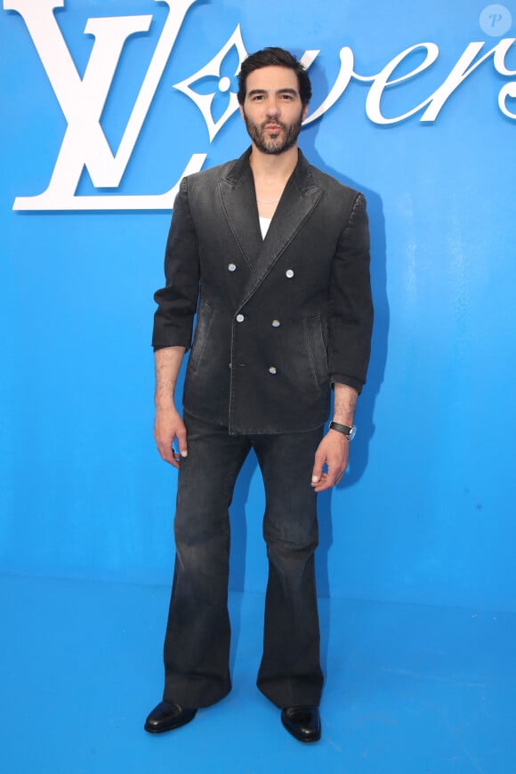 "Moi, je pense que rien ne remplace la sécurité affective, être là, passer du temps. (...) Jamais, je ne mettrais ma famille en péril pour mon métier. (...) Ça comble tout. Ils passent avant tout".
Tahar Rahim - Photocall du Défilé de mode Louis Vuitton Homme, Collection Printemps/Été 2025 dans le cadre de la Fashion Week de Paris, France, le 18 Juin 2024. © Bertrand Rindoff / Bestimage 