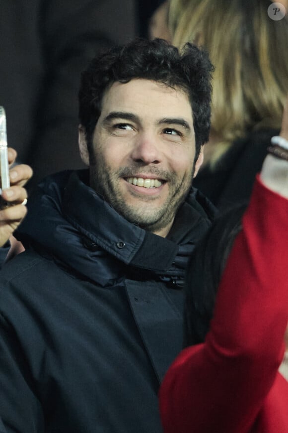 Tahar Rahim (The Serpent) - People dans les tribunes du match aller des 8èmes de finale de la ligue des champions entre le PSG et le Bayern Munich au Parc des Princes à Paris le 14 février 2023. 