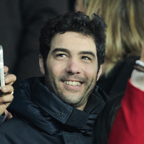 Tahar Rahim (The Serpent) - People dans les tribunes du match aller des 8èmes de finale de la ligue des champions entre le PSG et le Bayern Munich au Parc des Princes à Paris le 14 février 2023. 