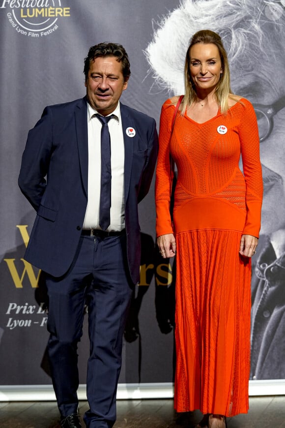 Laurent Gerra et sa femme Christelle Bardet - Photocall de la cérémonie de remise du Prix Lumière à W.Wenders à l'occasion de la 15ème Edition du Festival Lumière de Lyon. Le 20 octobre 2023 © Sandrine Thesillat / Panoramic / Bestimage 