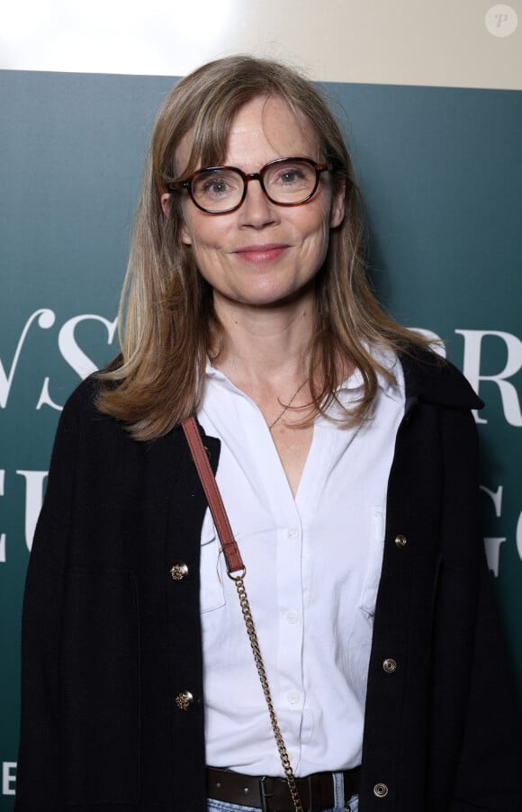 "Comme je ne conduis pas, nous ne partons jamais bien loin pour les balades dans les terres ou sur la plage" a-t-elle confié.
Isabelle Carré lors de la soirée des 90 ans du prix des Deux Magots à Paris le 25 septembre 2023. © Denis Guignebourg / Bestimage 