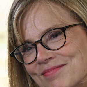 Isabelle Carré au photocall du film "La dérive des continents" au jardin de Bardines lors du 15ème festival du film francophone d'Angoulême le 23 août 2022. © Coadic Guirec / Bestimage 