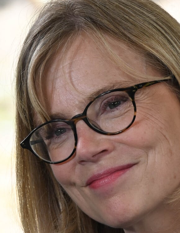 Isabelle Carré au photocall du film "La dérive des continents" au jardin de Bardines lors du 15ème festival du film francophone d'Angoulême le 23 août 2022. © Coadic Guirec / Bestimage 