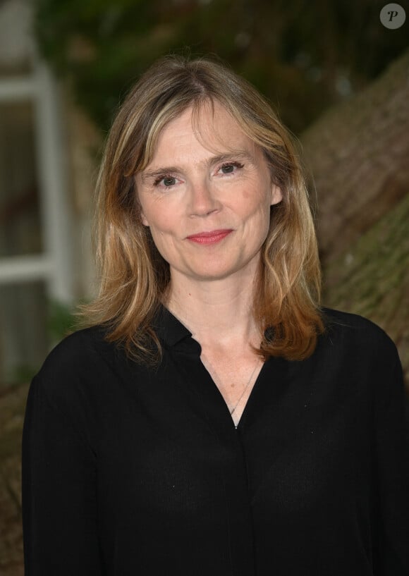 Isabelle Carré au photocall du film "La dérive des continents" au jardin de Bardines lors du 15ème festival du film francophone d'Angoulême le 23 août 2022. © Coadic Guirec / Bestimage 