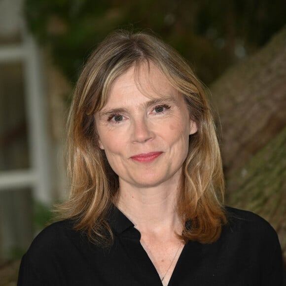 Isabelle Carré au photocall du film "La dérive des continents" au jardin de Bardines lors du 15ème festival du film francophone d'Angoulême le 23 août 2022. © Coadic Guirec / Bestimage 