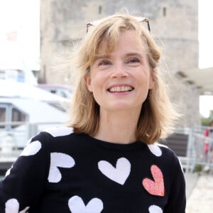 Interviewée par Le Parisien Week-end, Isabelle Carré a expliqué pourquoi elle avait acheté une maison sur la côte basque il y a quinze ans, un endroit pour lequel elle a eu un véritable "coup de foudre".
Isabelle Carré de "L'enfant de personne" - Festival de la Fiction de La Rochelle.