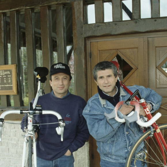 En France, en Normandie, en exterieur, lors du tournage de l'émission Ciné Stars, a Deauville, Michel Drucker, portant une casquette et Claude Lelouch chacun une bicyclette sur l'épaule. © Bruno Schneider via Bestimage