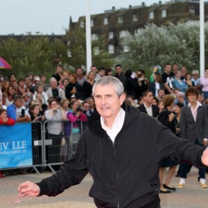 Le réalisateur français Claude Lelouch pose au Centre International Deauville à son arrivée avant la projection du film 'The Black Dalhia' lors du 32ème Festival du Film Américain de Deauville à Deauville, Normandie, France, le 3 septembre 2006. Photo par Denis Guignebourg/ABACAPRESS.COM