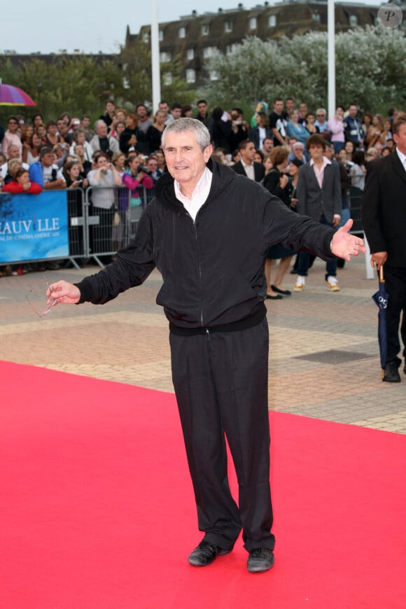 Le réalisateur français Claude Lelouch pose au Centre International Deauville à son arrivée avant la projection du film 'The Black Dalhia' lors du 32ème Festival du Film Américain de Deauville à Deauville, Normandie, France, le 3 septembre 2006. Photo par Denis Guignebourg/ABACAPRESS.COM