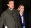 Sophie Turner est une femme amoureuse, et elle tient à le faire savoir.
France, Paris - L'actrice Sophie Turner se tient la main avec son petit ami Peregrine Pearson après un dîner.