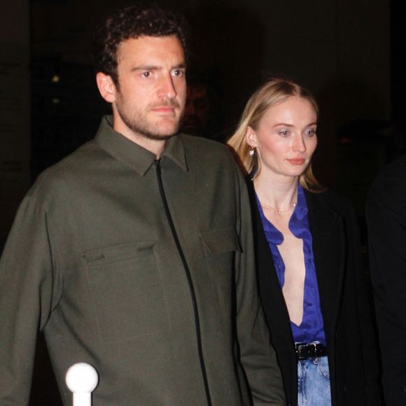 Sophie Turner est une femme amoureuse, et elle tient à le faire savoir.
France, Paris - L'actrice Sophie Turner se tient la main avec son petit ami Peregrine Pearson après un dîner.