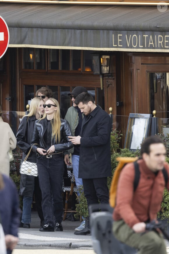 Exclusif - Sophie Turner et son compagnon l'aristocrate britannique Peregrine Pearson vont déjeuner au restaurant Le Voltaire et vont ensuite se promener dans la "Ville de l'Amour" en marge de la mode femme automne / hiver 2024-2025 lors de la Fashion Week de Paris (PFW), à Paris, France, le 4 mars 2024. 