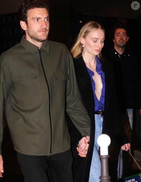 France, Paris - L'actrice Sophie Turner se tient la main avec son petit ami Peregrine Pearson après un dîner à Paris.