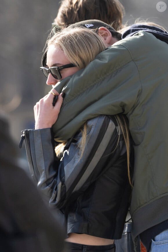 Exclusif - Sophie Turner et son compagnon l'aristocrate britannique Peregrine Pearson vont déjeuner au restaurant Le Voltaire et vont ensuite se promener dans la "Ville de l'Amour" en marge de la mode femme automne / hiver 2024-2025 lors de la Fashion Week de Paris (PFW), à Paris, France, le 4 mars 2024. 