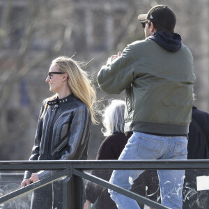 Exclusif - Sophie Turner et son compagnon l'aristocrate britannique Peregrine Pearson vont déjeuner au restaurant Le Voltaire et vont ensuite se promener dans la "Ville de l'Amour" en marge de la mode femme automne / hiver 2024-2025 lors de la Fashion Week de Paris (PFW), à Paris, France, le 4 mars 2024. 