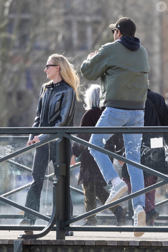 Exclusif - Sophie Turner et son compagnon l'aristocrate britannique Peregrine Pearson vont déjeuner au restaurant Le Voltaire et vont ensuite se promener dans la "Ville de l'Amour" en marge de la mode femme automne / hiver 2024-2025 lors de la Fashion Week de Paris (PFW), à Paris, France, le 4 mars 2024. 