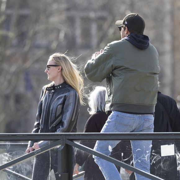 Exclusif - Sophie Turner et son compagnon l'aristocrate britannique Peregrine Pearson vont déjeuner au restaurant Le Voltaire et vont ensuite se promener dans la "Ville de l'Amour" en marge de la mode femme automne / hiver 2024-2025 lors de la Fashion Week de Paris (PFW), à Paris, France, le 4 mars 2024. 