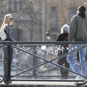 Exclusif - Sophie Turner et son compagnon l'aristocrate britannique Peregrine Pearson vont déjeuner au restaurant Le Voltaire et vont ensuite se promener dans la "Ville de l'Amour" en marge de la mode femme automne / hiver 2024-2025 lors de la Fashion Week de Paris (PFW), à Paris, France, le 4 mars 2024.