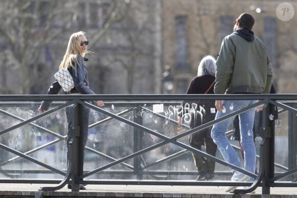 Exclusif - Sophie Turner et son compagnon l'aristocrate britannique Peregrine Pearson vont déjeuner au restaurant Le Voltaire et vont ensuite se promener dans la "Ville de l'Amour" en marge de la mode femme automne / hiver 2024-2025 lors de la Fashion Week de Paris (PFW), à Paris, France, le 4 mars 2024.