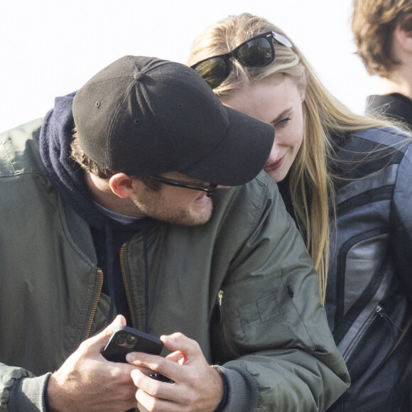 Voilà plusieurs mois qu'elle file le parfait amour avec Peregrine Pearson, un aristocrate britannique qu'elle fréquente depuis plusieurs mois.
Exclusif - Sophie Turner et son compagnon l'aristocrate britannique Peregrine Pearson vont déjeuner au restaurant Le Voltaire et vont ensuite se promener dans la "Ville de l'Amour" en marge de la mode femme automne / hiver 2024-2025 lors de la Fashion Week de Paris (PFW), à Paris, France, le 4 mars 2024.