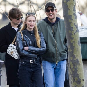 Exclusif - Sophie Turner et son compagnon l'aristocrate britannique Peregrine Pearson vont déjeuner au restaurant Le Voltaire et vont ensuite se promener dans la "Ville de l'Amour" en marge de la mode femme automne / hiver 2024-2025 lors de la Fashion Week de Paris (PFW), à Paris, France, le 4 mars 2024. 