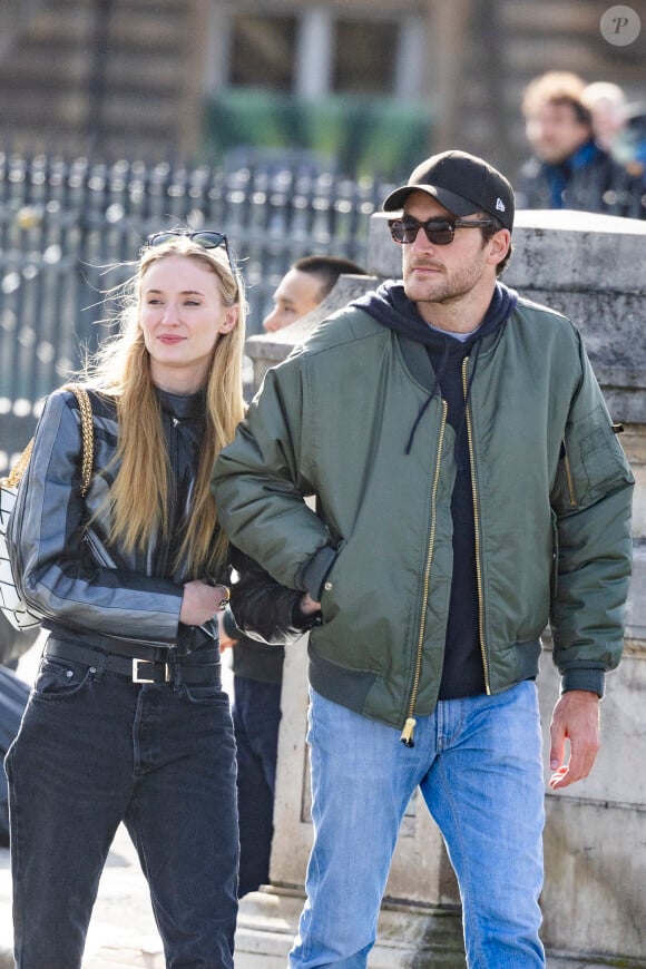 Exclusif - Sophie Turner et son compagnon l'aristocrate britannique Peregrine Pearson vont déjeuner au restaurant Le Voltaire et vont ensuite se promener dans la "Ville de l'Amour" en marge de la mode femme automne / hiver 2024-2025 lors de la Fashion Week de Paris (PFW), à Paris, France, le 4 mars 2024. 