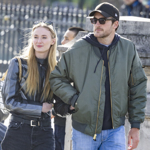 Exclusif - Sophie Turner et son compagnon l'aristocrate britannique Peregrine Pearson vont déjeuner au restaurant Le Voltaire et vont ensuite se promener dans la "Ville de l'Amour" en marge de la mode femme automne / hiver 2024-2025 lors de la Fashion Week de Paris (PFW), à Paris, France, le 4 mars 2024. 