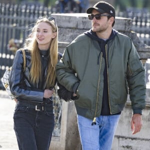 Exclusif - Sophie Turner et son compagnon l'aristocrate britannique Peregrine Pearson vont déjeuner au restaurant Le Voltaire et vont ensuite se promener dans la "Ville de l'Amour" en marge de la mode femme automne / hiver 2024-2025 lors de la Fashion Week de Paris (PFW), à Paris, France, le 4 mars 2024. 