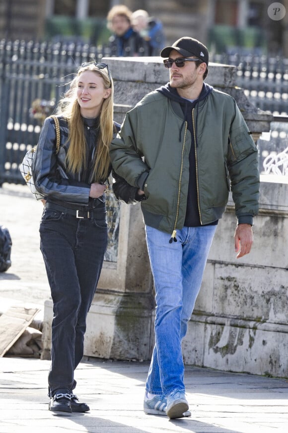 Exclusif - Sophie Turner et son compagnon l'aristocrate britannique Peregrine Pearson vont déjeuner au restaurant Le Voltaire et vont ensuite se promener dans la "Ville de l'Amour" en marge de la mode femme automne / hiver 2024-2025 lors de la Fashion Week de Paris (PFW), à Paris, France, le 4 mars 2024. 