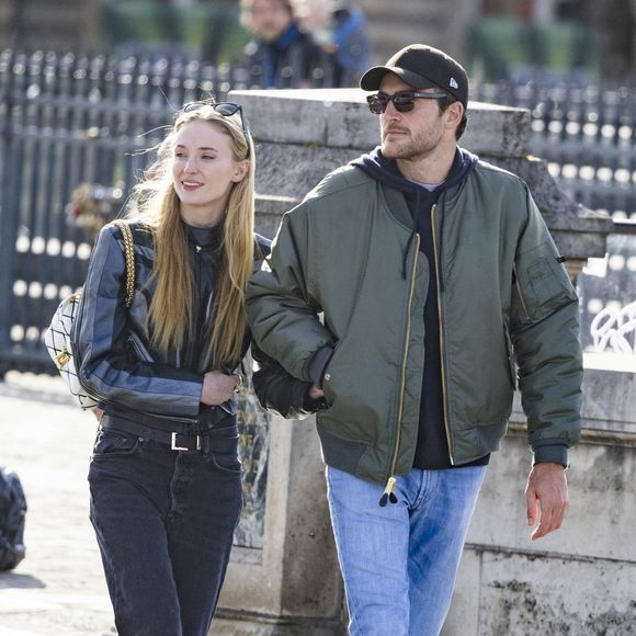 Exclusif - Sophie Turner et son compagnon l'aristocrate britannique Peregrine Pearson vont déjeuner au restaurant Le Voltaire et vont ensuite se promener dans la "Ville de l'Amour" en marge de la mode femme automne / hiver 2024-2025 lors de la Fashion Week de Paris (PFW), à Paris, France, le 4 mars 2024. 