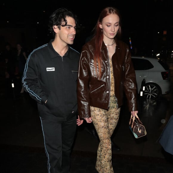 Joe Jonas et sa femme Sophie Turner à la sortie d'un concert after party à Londres, Royaume Uni, le 14 avril 2023. 